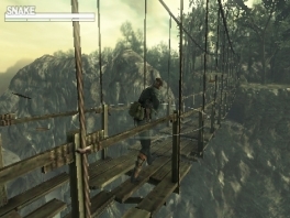 De game maakt gebruik van de gyroscope. Als je je 3DS te hard kantelt zal Snake van de brug vallen.